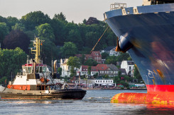 schiffsverkehr vor strandperle hafen hamburg